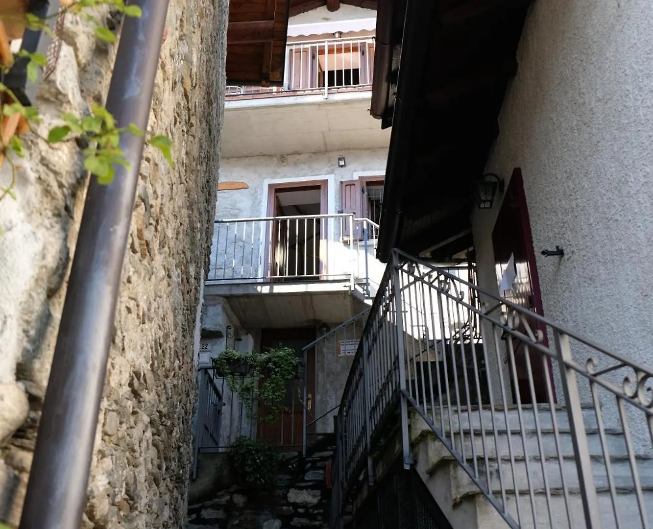 Appartamenti Montemezzo Le Case In Pietra La Torretta Italien